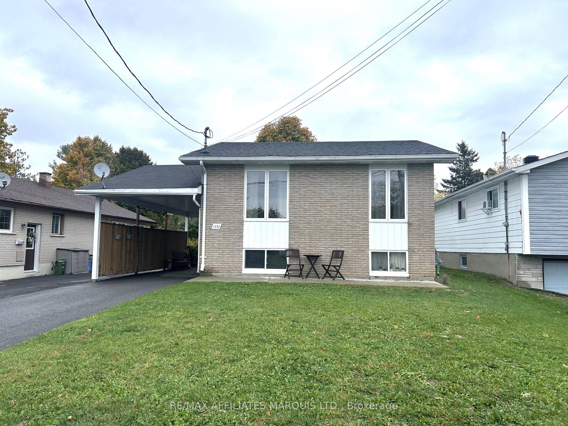 Located in a great neighbourhood, this 2 1 bedroom home offers a comfortable and flexible layout with two full bathrooms one on each level.