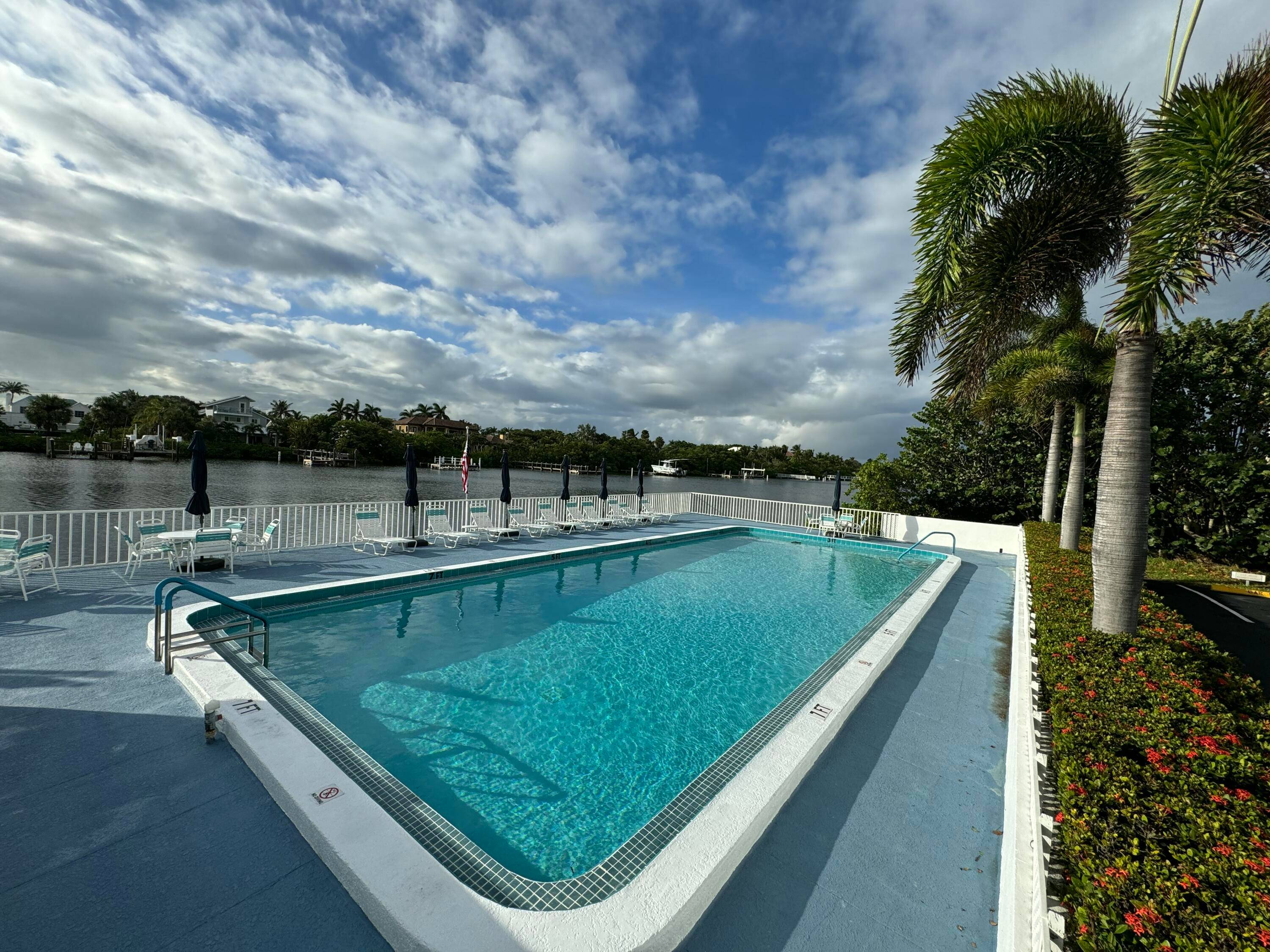 Live by the water ! Nice Studio coop, Great Location !