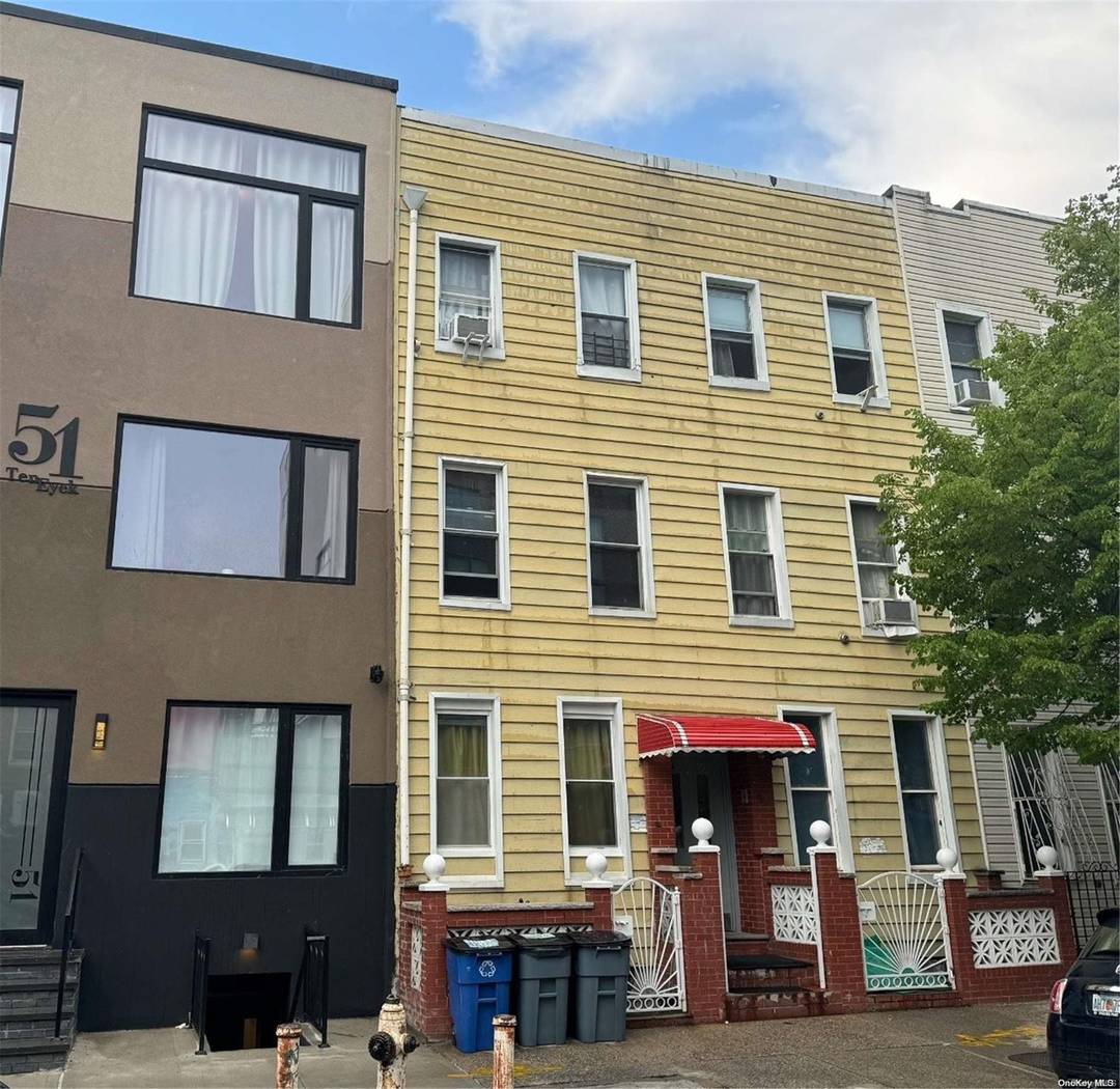 This 6 Family, located in the heart of Williamsburg, Brooklyn, on a block of renovated buildings, consists of two two bedroom apartments per floor.