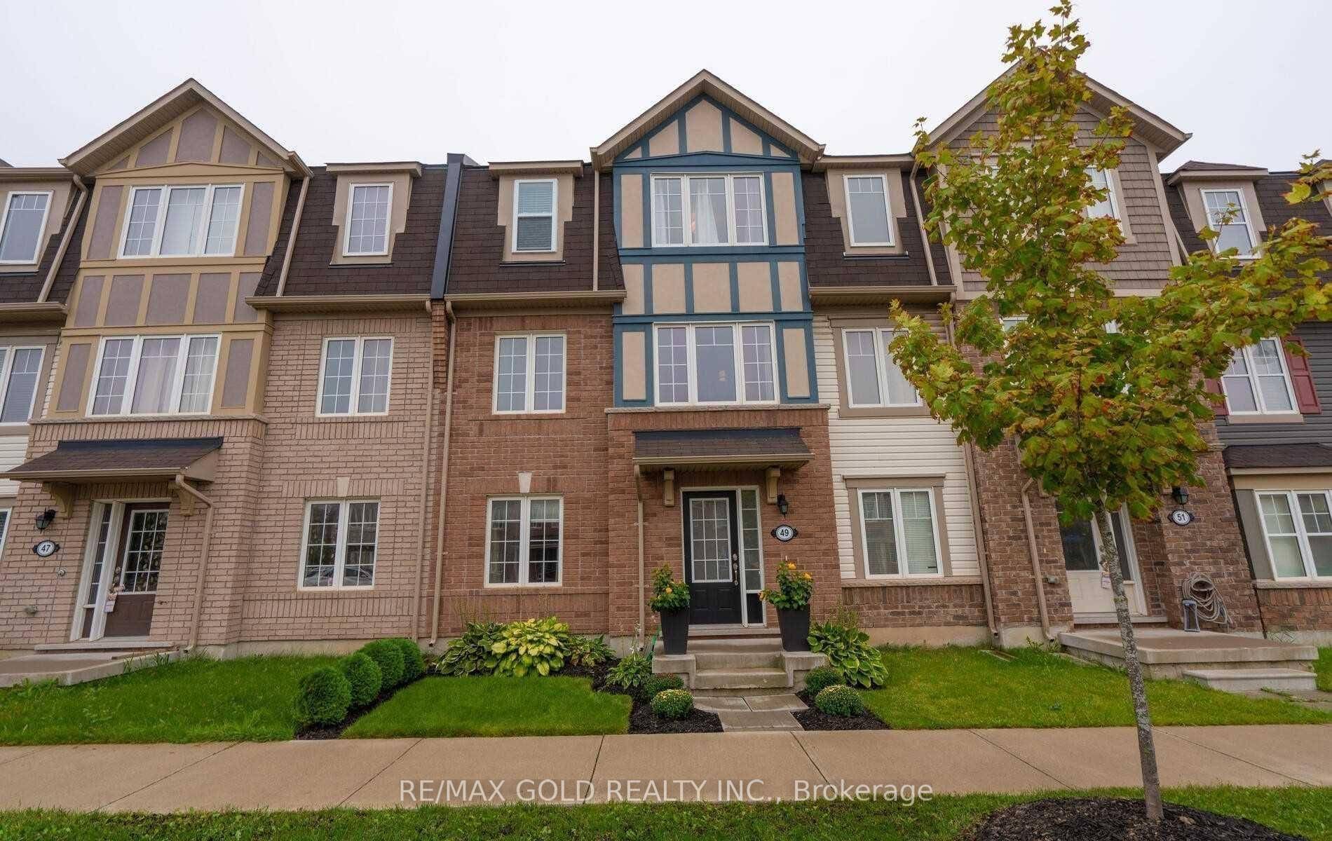 Stunning Executive Townhome Offering Luxurious Finishes and Prime Location !