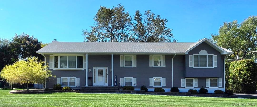 COMMUTER'S DREAM Only minutes to Ferry amp ; short ride to Train.