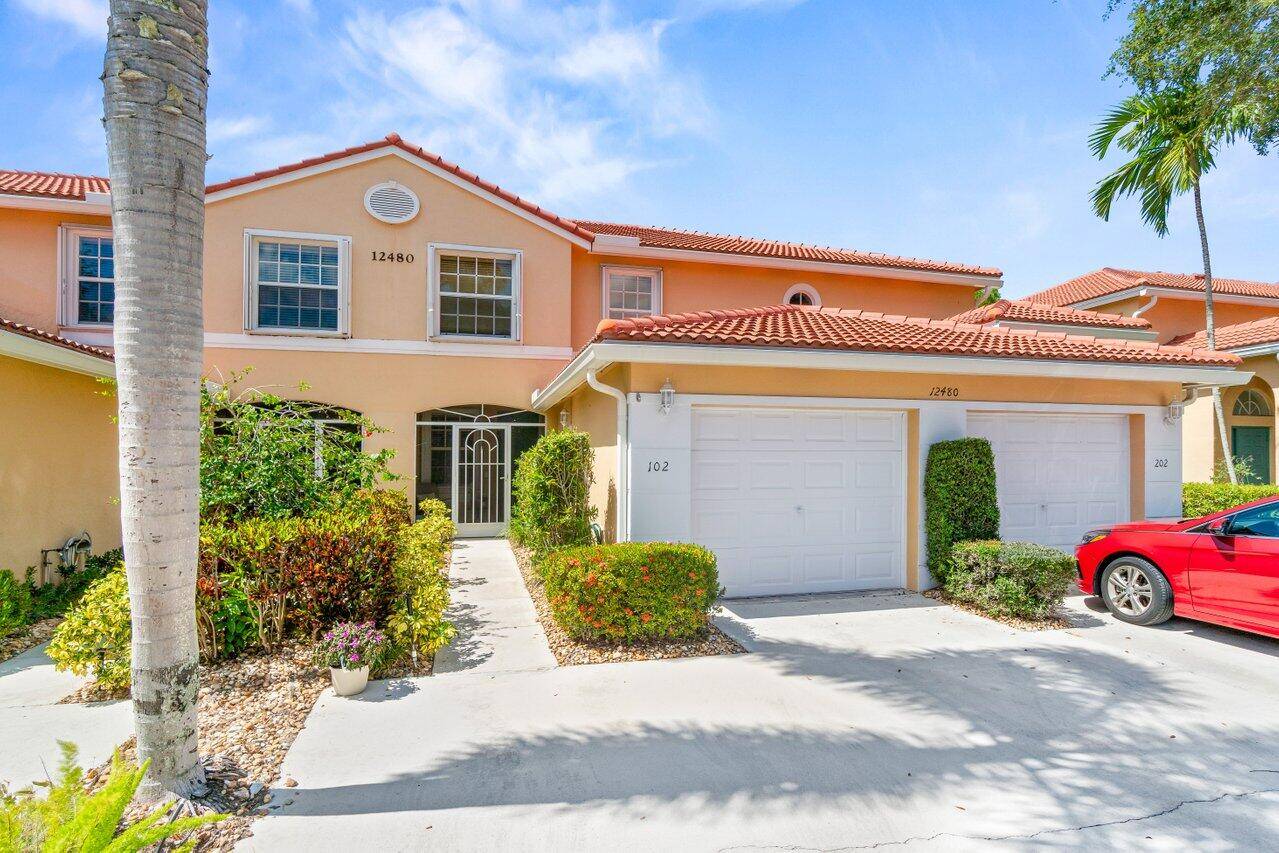 MOVE RIGHT IN TO THIS TASTEFULLY UPDATED 2 BR DEN 2 BA 1 CAR GARAGE 1ST FLOOR COACH HOME.