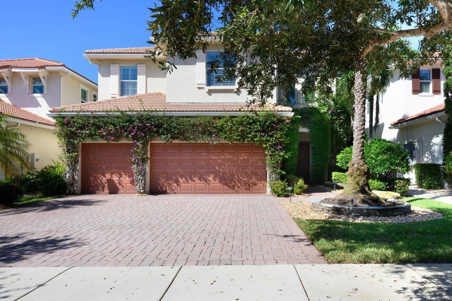 Exquisite 5 Bedroom Residence in the Heart of Palm Beach GardensA modern gem nestled in the coveted Paloma neighborhood of Palm Beach Gardens.