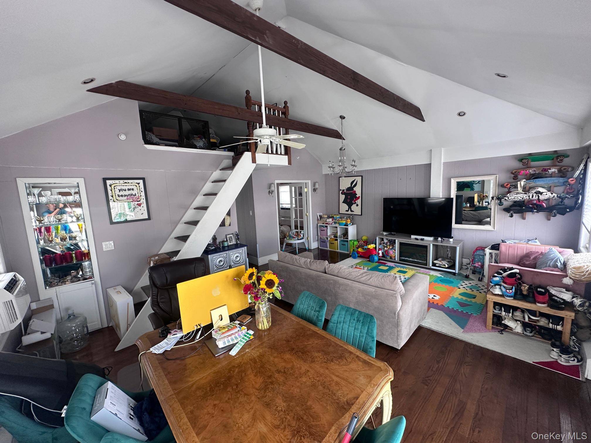 Beautiful 2 bedroom, 1 bath rental located in the heart of Long Beach s trendy West End !