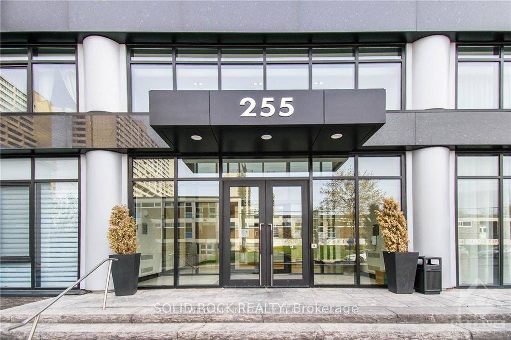 Welcome to The Bowery Experience sophisticated urban living in this bright and spacious 1 bedroom plus den condo, perfectly located just steps from the LRT station, Parliament Hill, shopping, fine ...