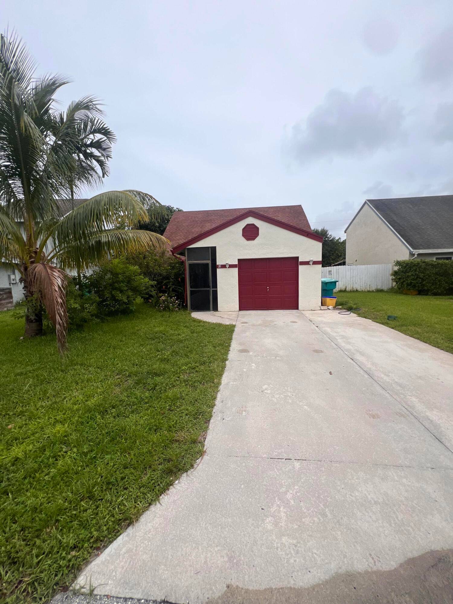 This beautifully maintained property offers flexibility with a versatile loft space and a desirable canal side patio perfect for relaxation or entertaining.