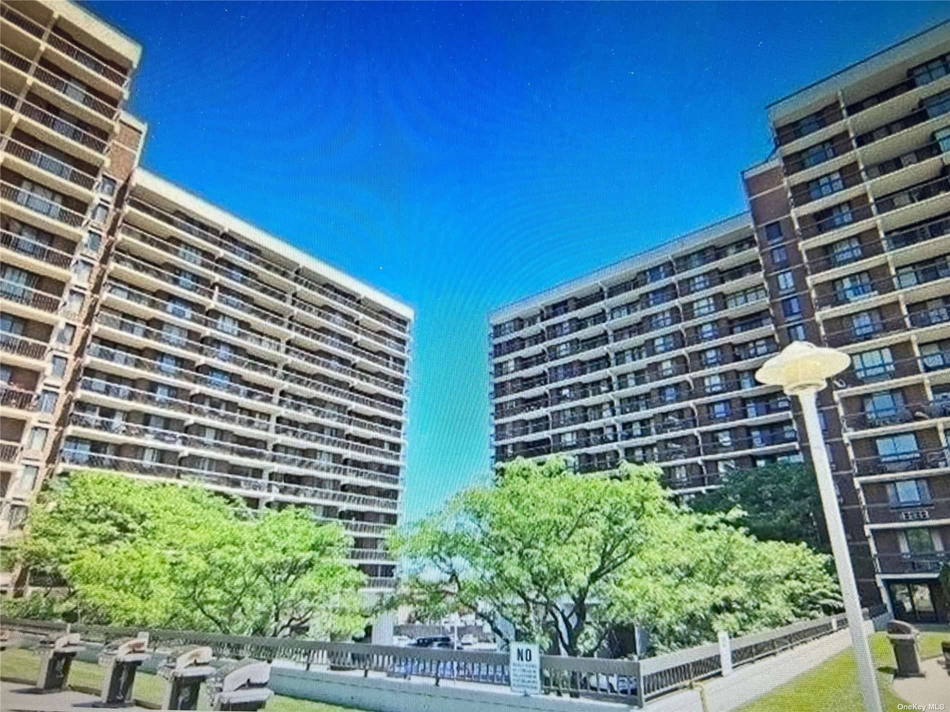 Beautiful 2 Bedrooms 2 Full Baths Apt on the 11th Floor.