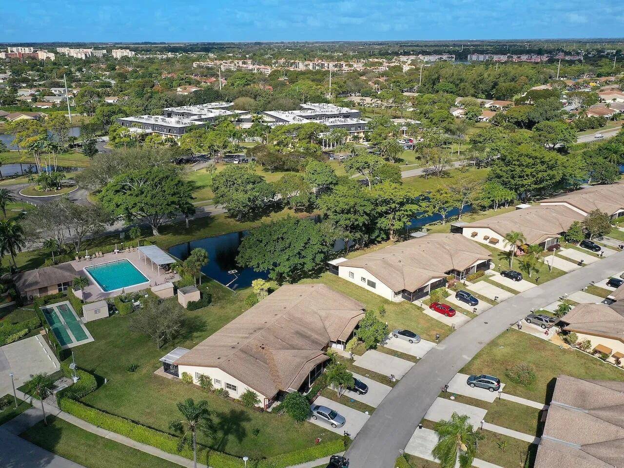 LOCATION ! Beautiful corner unit in a beautiful Delray beach Villas Plat 3 !