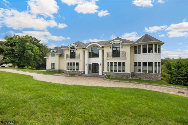 Beautiful custom built 5 bedroom, 6.