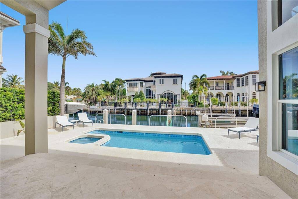 Beach and boat life ! Fantastic get away retreat with private dock and boat lift on the intracoastal and across from the beach.