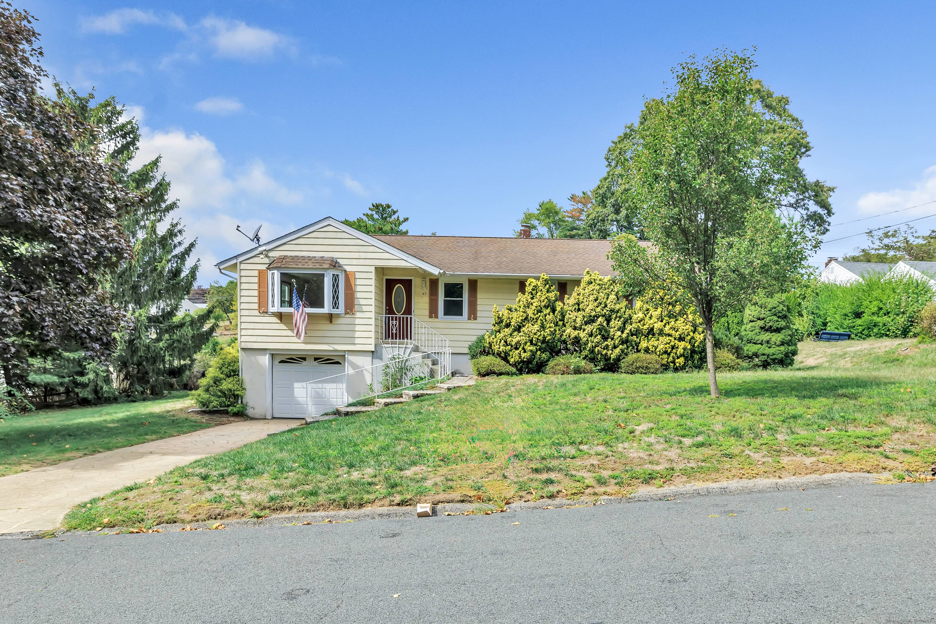 Charming 4 Bedroom Ranch with River Views Prime Location !