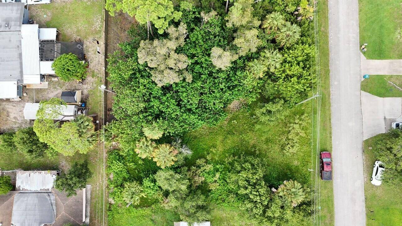 Lot for sale in the Lakewood Park area.