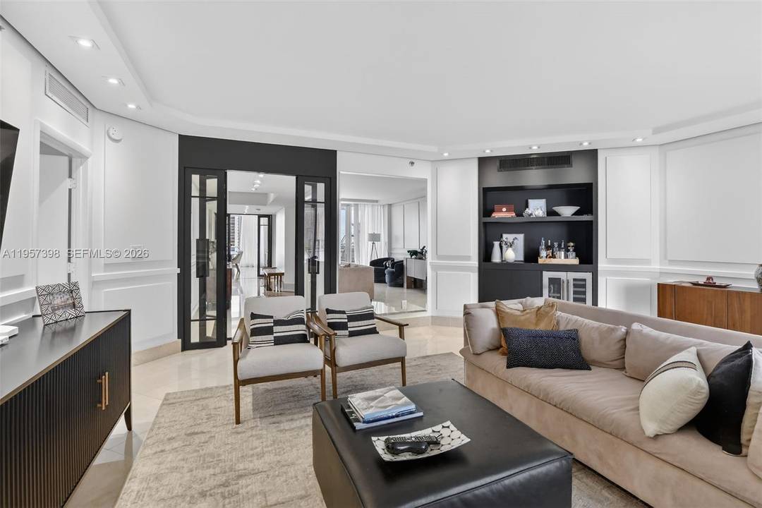 Stunning 11th floor residence in the highly sought after 7000 Building on Williams Island featuring 3 bedrooms 2.