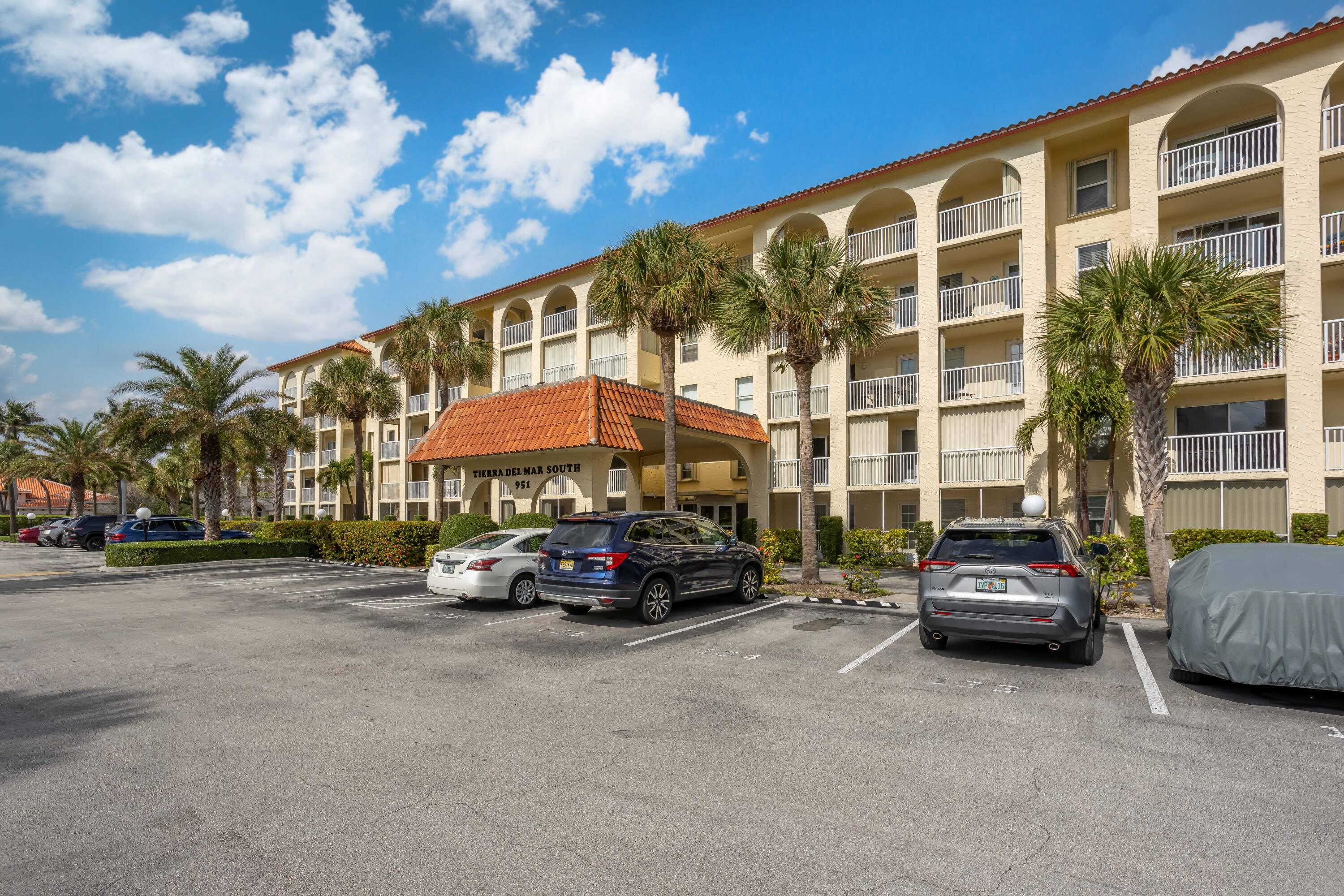 VERY SOUGHT AFTER SPACIOUS 3 BEDROOM APARTMENT IN THE MOST PERFECT LOCATION !