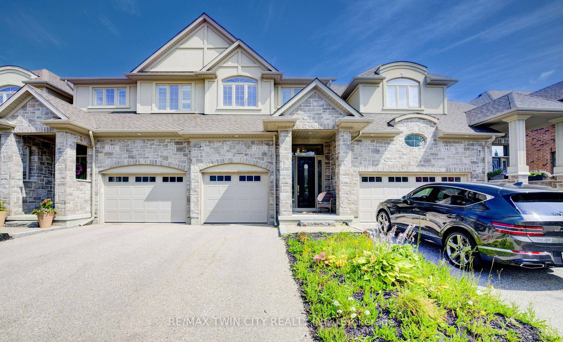 EXECUTIVE FREEHOLD TOWNHOUSE LIVING IN UPSCALE WATERLOO NEIGHBORHOOD.