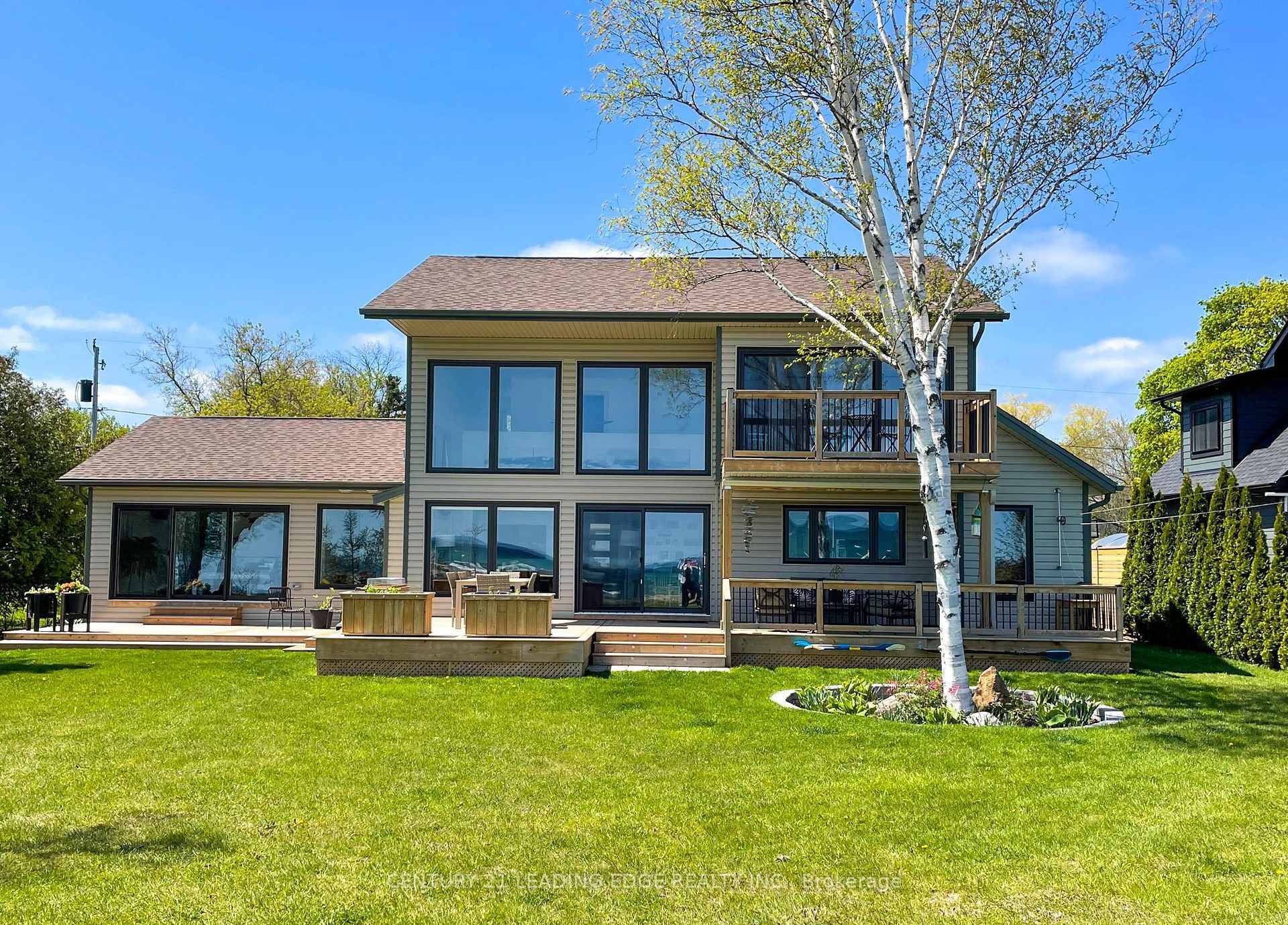 Ski Season is Coming ! Welcome to The Lake House a bright and airy 5 bedroom lakeside retreat on the stunning shores of Georgian Bay, with a separate 1 bdrm ...