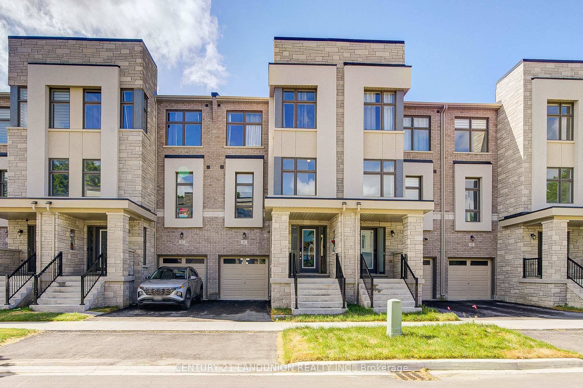 3 Storey MODERN TOWNHOUSE, Upland Swanlake Lily 3 Model 2215SQFT BASEMENT, On A Quiet scenery Oakridges neighborhood !