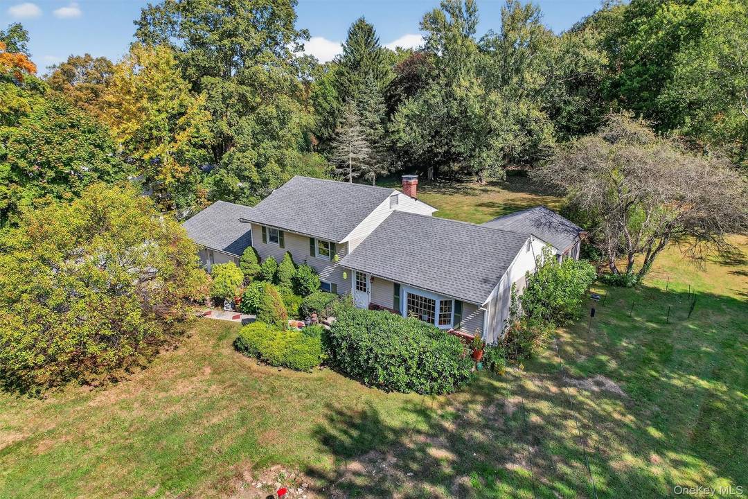 After long await, this Hamptonburgh 4 Bedroom, 3 Bath family treasure can be yours !