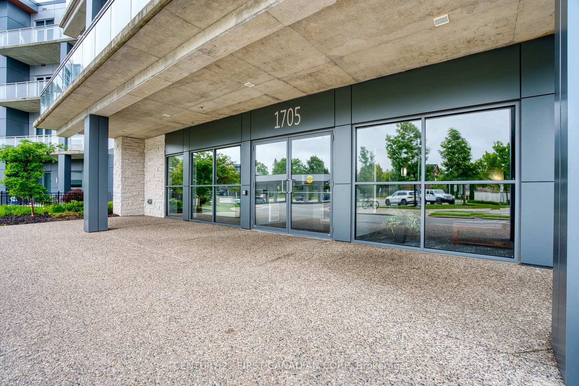 Rare opportunity to lease this beautiful 2 bedroom penthouse with soaring 10 ceilings and the best view in the complex overlooking downtown, featuring engineered hardwood throughout, a custom Woody's Kitchen ...