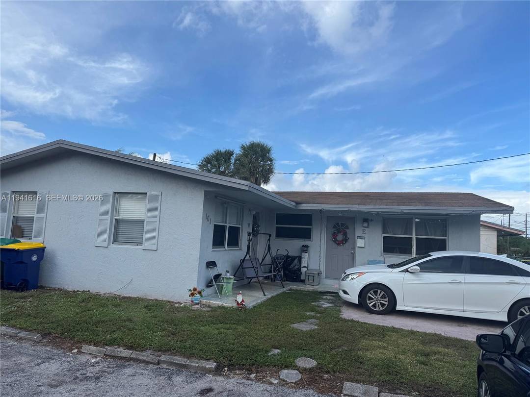Prime Dania Beach duplex just one block from Dania Pointe and minutes to the beach !