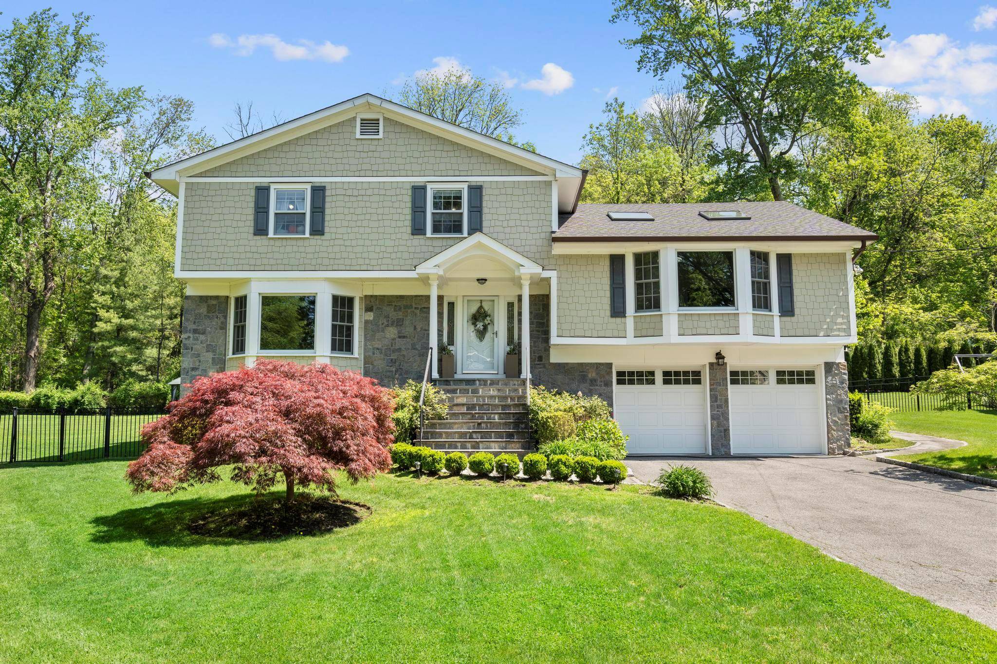 Discover this incredible property where elegance meets comfort.