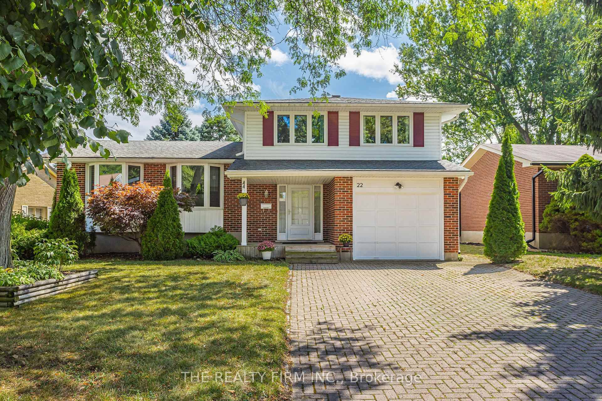 Don't miss this beautifully maintained 5 level side split, located on a quiet crescent in mature, sought after, Stoneybrook.