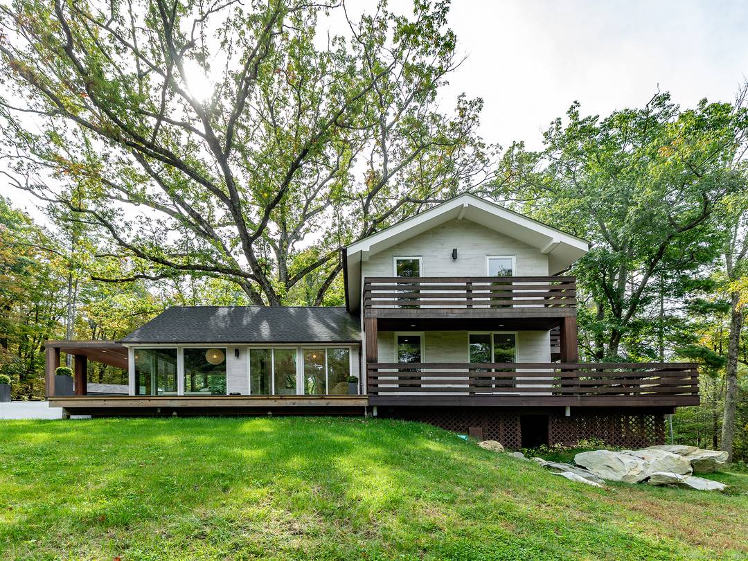 Modern Lakeside Retreat with Guest Cottage and Rooftop Terrace.