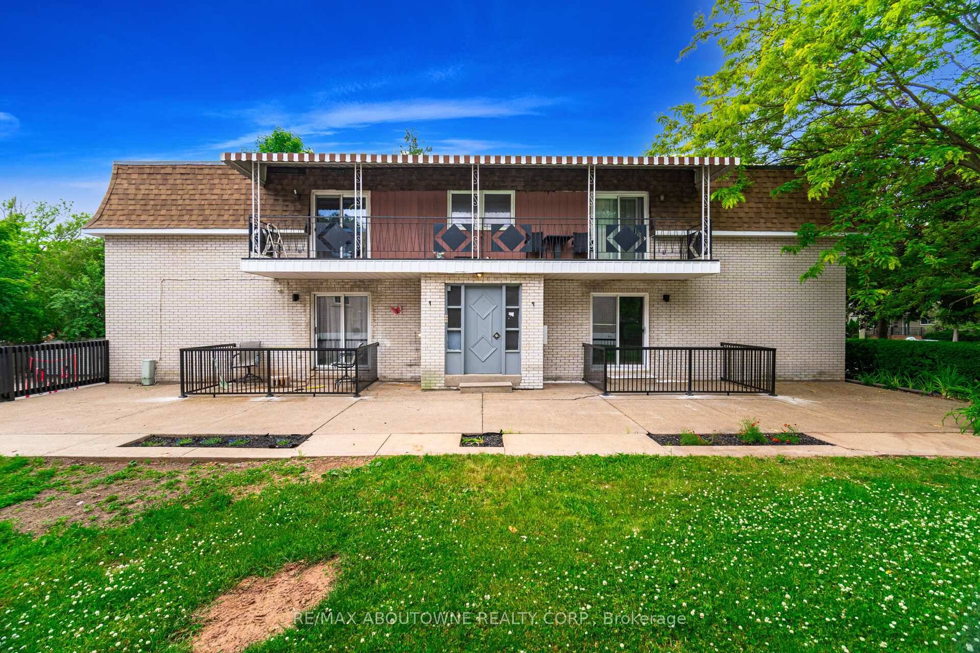 Welcome to 2320 Hixon Street in the heart of Oakville's charming Bronte neighbourhood !