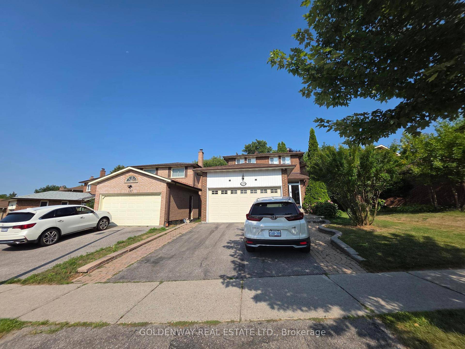 Highly Sought After NeighboFrhood Of Sherwood Amberglen, Custom made Staircase Lift, Quality Built Home, 3 1 Bedroom.