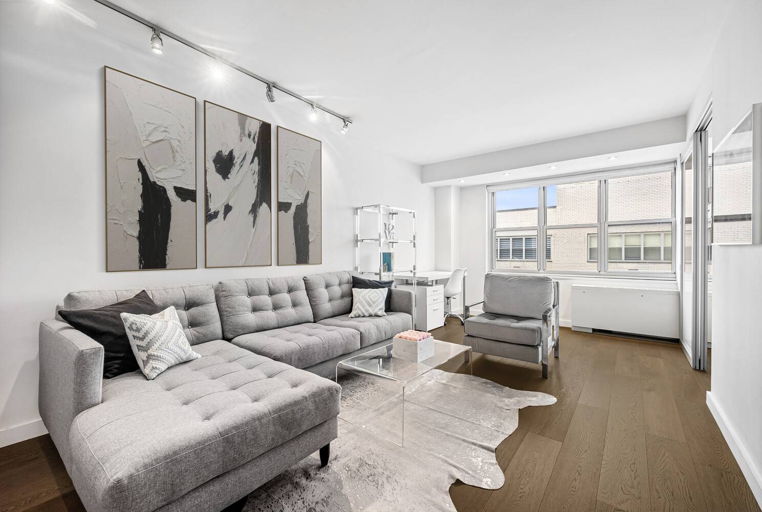 Fully Renovated Designer One Bedroom with Dressing Room in Prime Gramercy No pets, also available not furnished Welcome to Residence 12U at the highly sought after Gramercy Park Towers a ...