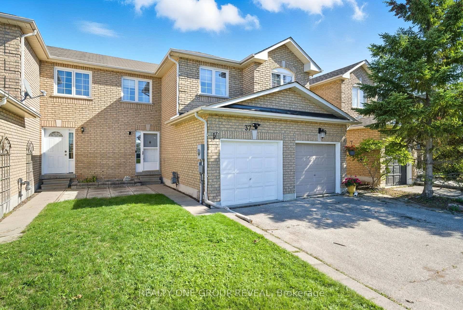 Welcome to this charming 3 bedroom, 2 bathroom Freehold Townhouse in the heart of Mount Albert ; an ideal opportunity to enter the real estate market and start building memories.