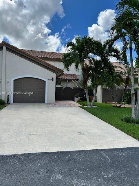 Stunning 3br 2. 5B A Home in Exclusive Kings Court !