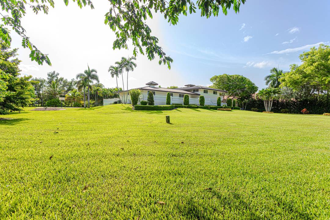 Situated in sought after Horse Country in Plantation Acres, this 1.