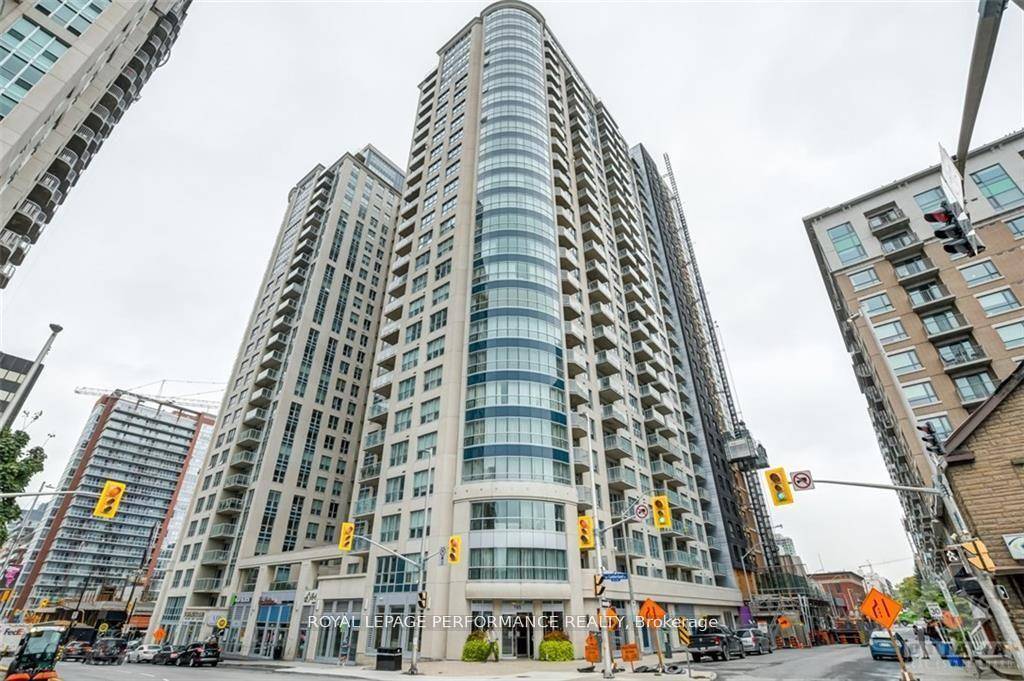 Excellent Location ! Well maintained 1 bedroom Den, 1 bath and 1 Parking condo unit with open concept layout.