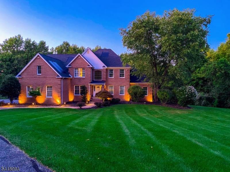 Discover the perfect blend of space, comfort, and privacy in this stunning home nestled in a desirable neighborhood setting.