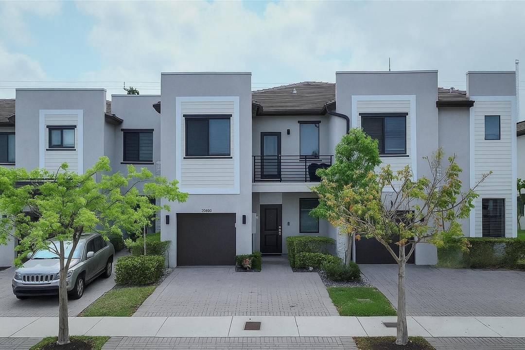 This townhouse offers unobstructed views of a scenic natural lake, making it one of a kind.