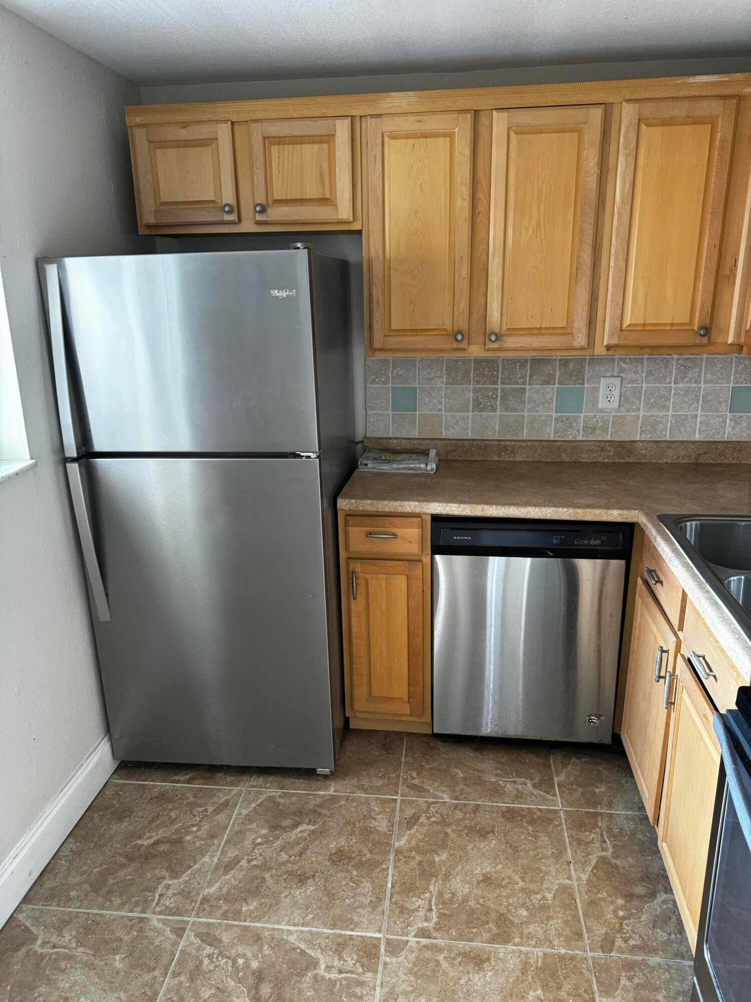 CASH ONLY ! ! Move in ready 1 1 condo in Brookfield Square.