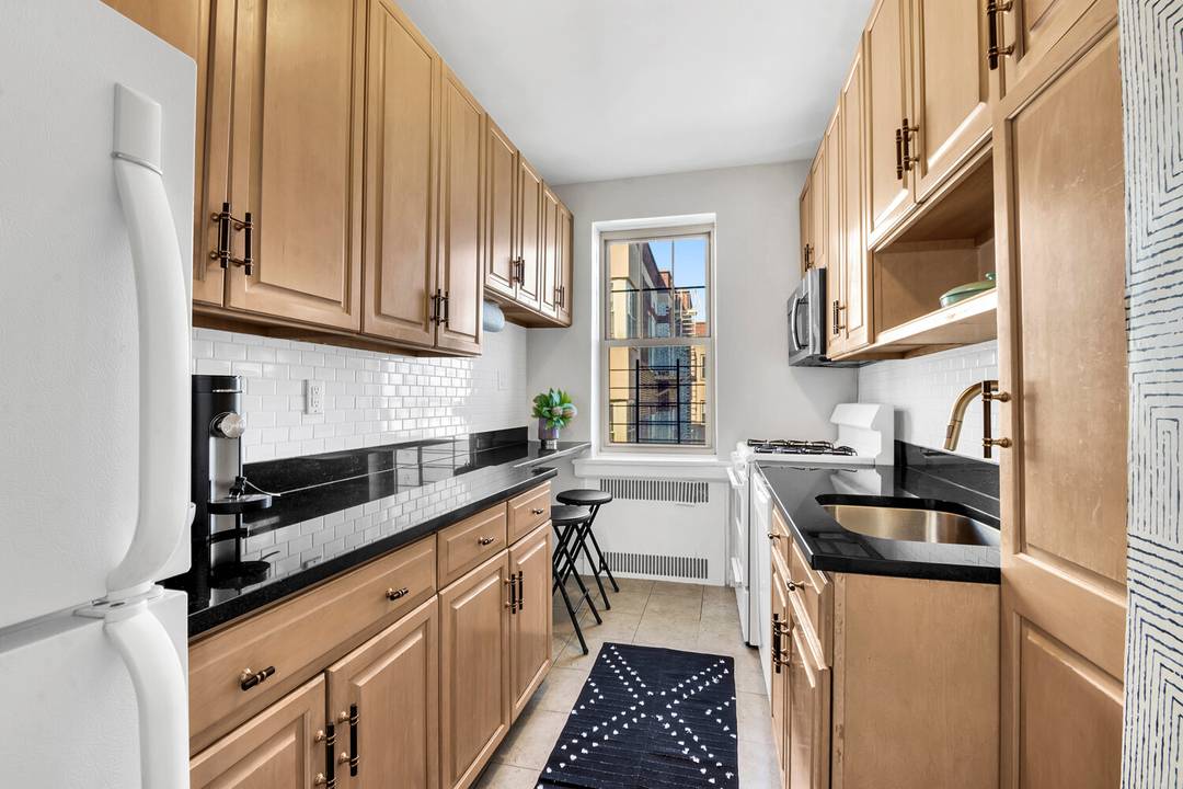 High Floor Corner Residence with Sweeping Panoramic Views Wake each morning in a tranquil, sun drenched home where expansive, unobstructed views stretch across the New York skyline.
