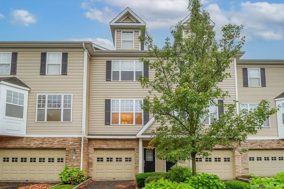 Immaculate tri level townhouse in a desirable Danbury location !
