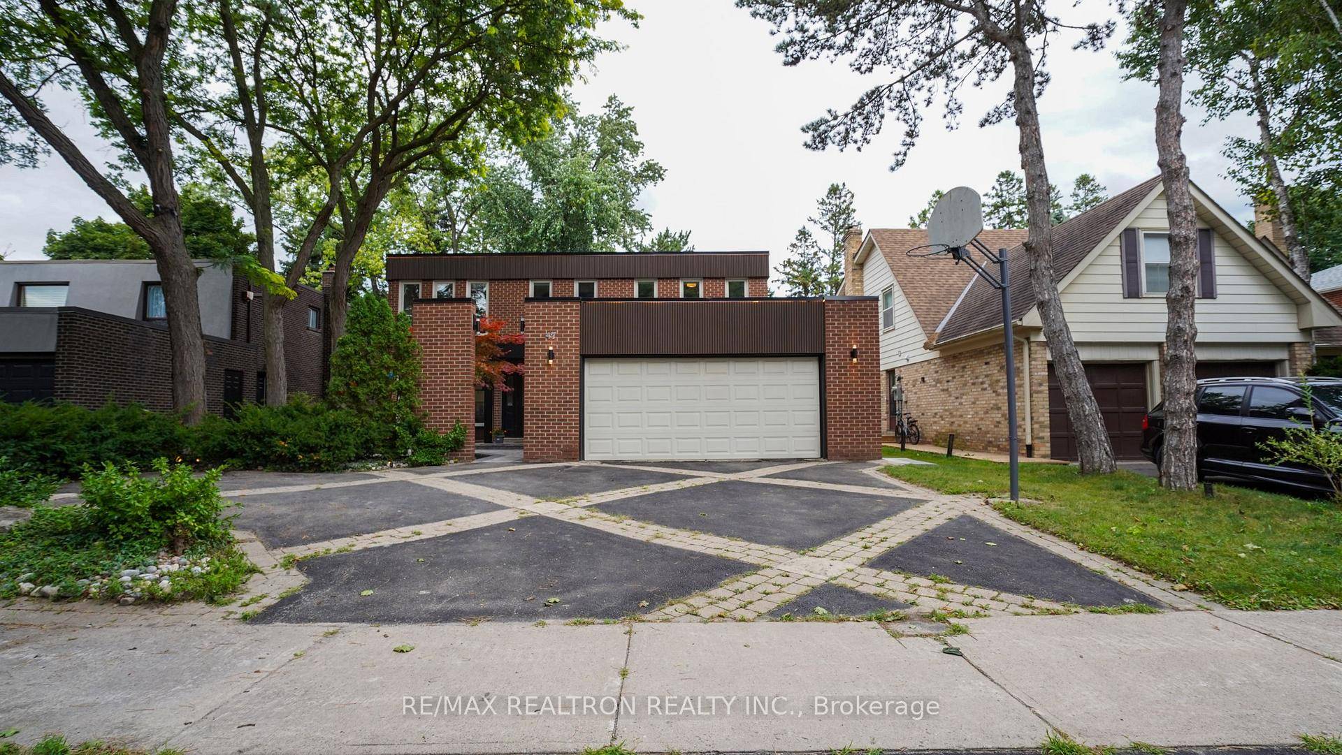 Welcome to 47 Robinter Dr, located on a quiet, convenient street in a wonderful, family friendly neighborhood in Newtonbrook East Area.