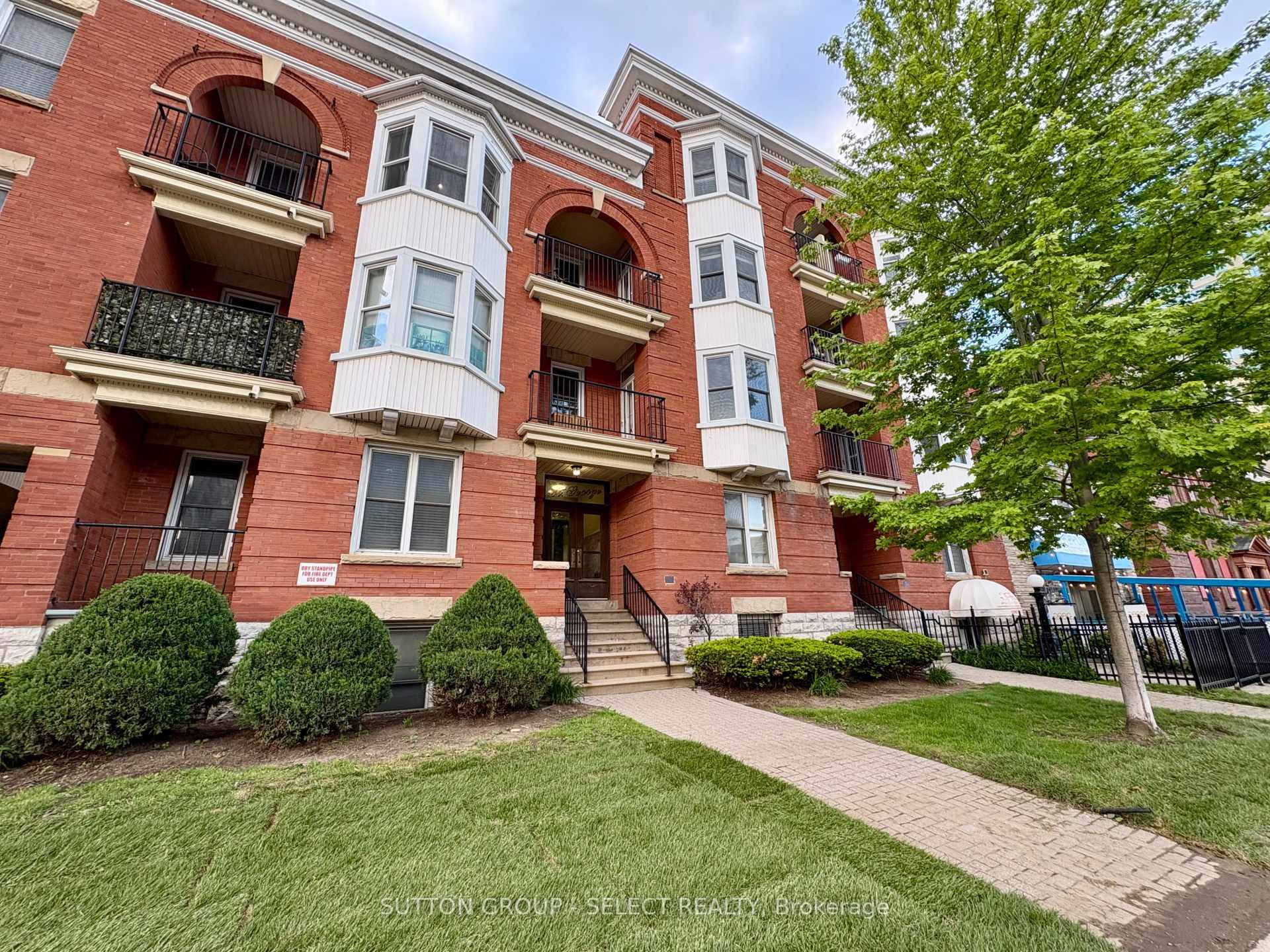 Your next home could be in the heart of Downtown London, in this exquisite 2 bed condo that is just steps away from parks, shopping, fine dining and the core ...