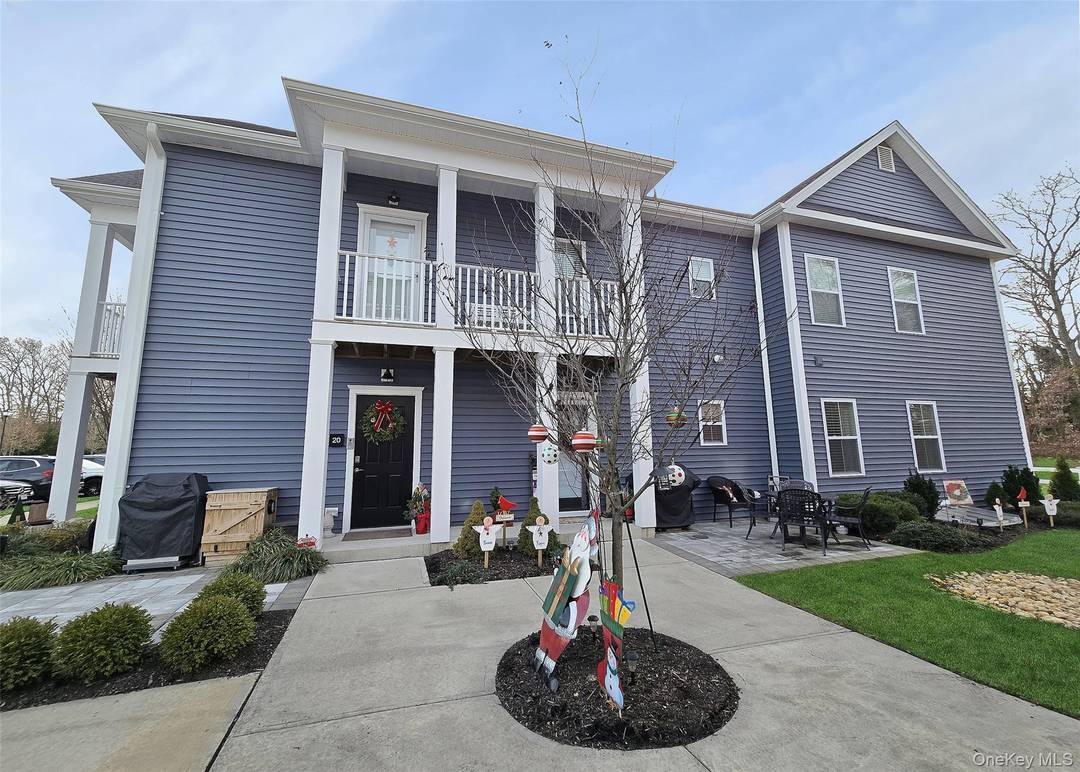 Located in a quiet community in the heart of East Islip, this beautifully town home offers modern, low maintenance living in a welcoming neighborhood.