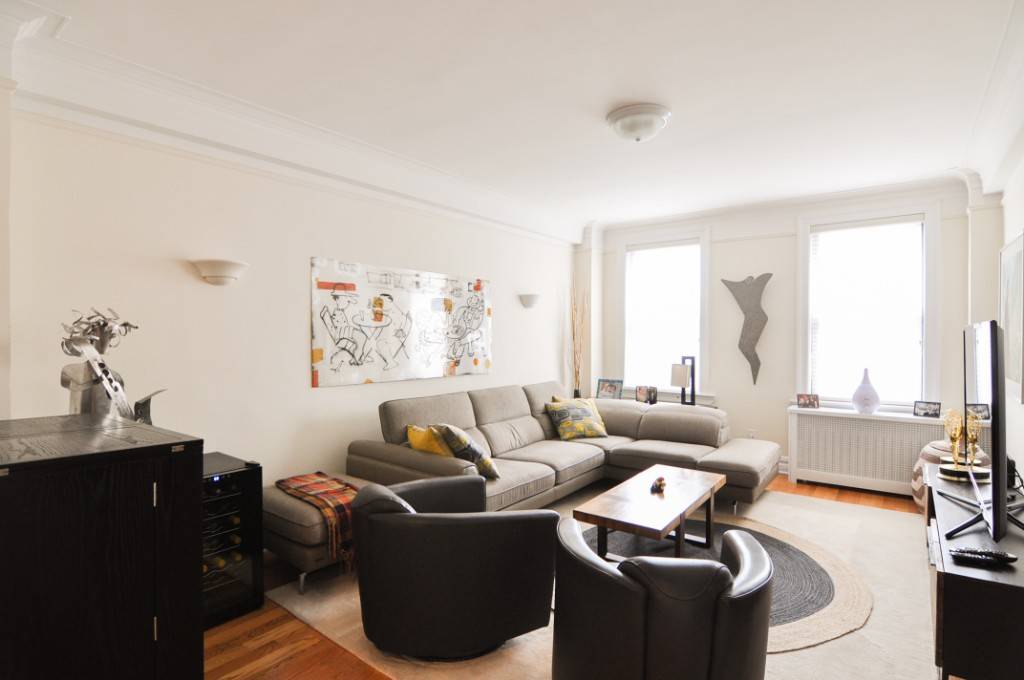 Gorgeous, spacious, 2 3 bedroom apartment in the prime Upper West Side with an in unit washer dryer.