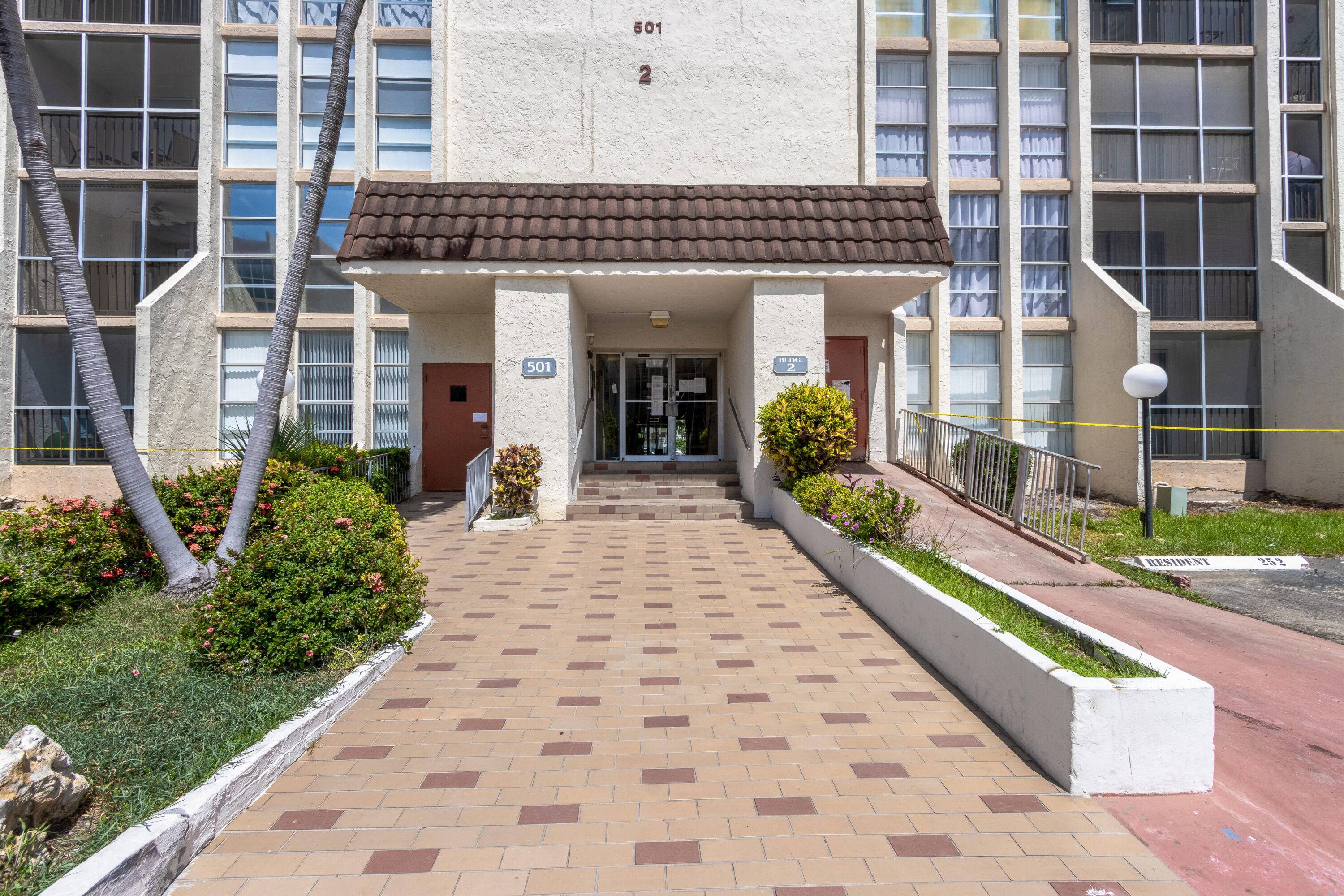Discover the potential of this third floor, 2 1.