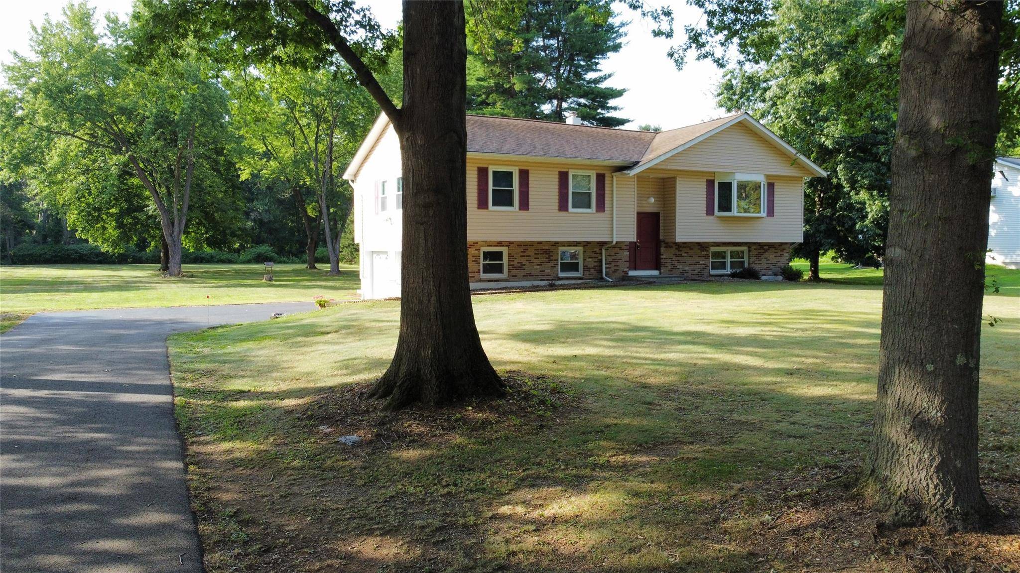 Not to be missed ! This lovingly maintained 3 bedroom, 2.