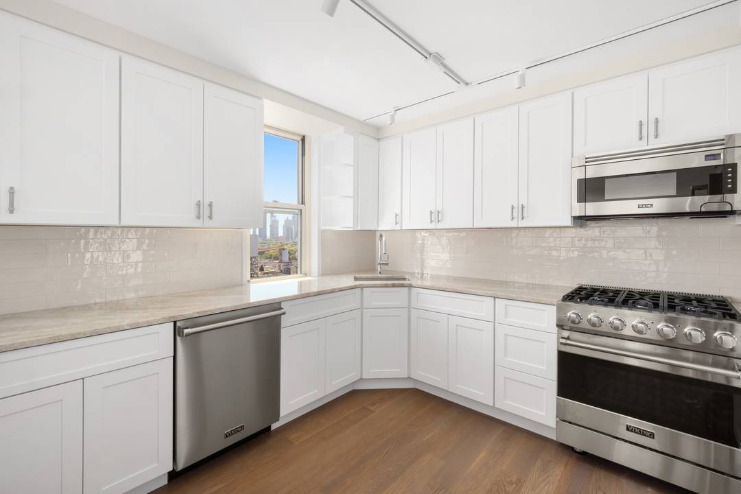 Welcome to Island House, where serene waterfront living meets city convenience just 90 seconds to Midtown Manhattan on the F train, or a short scenic ride via the Tram or ...