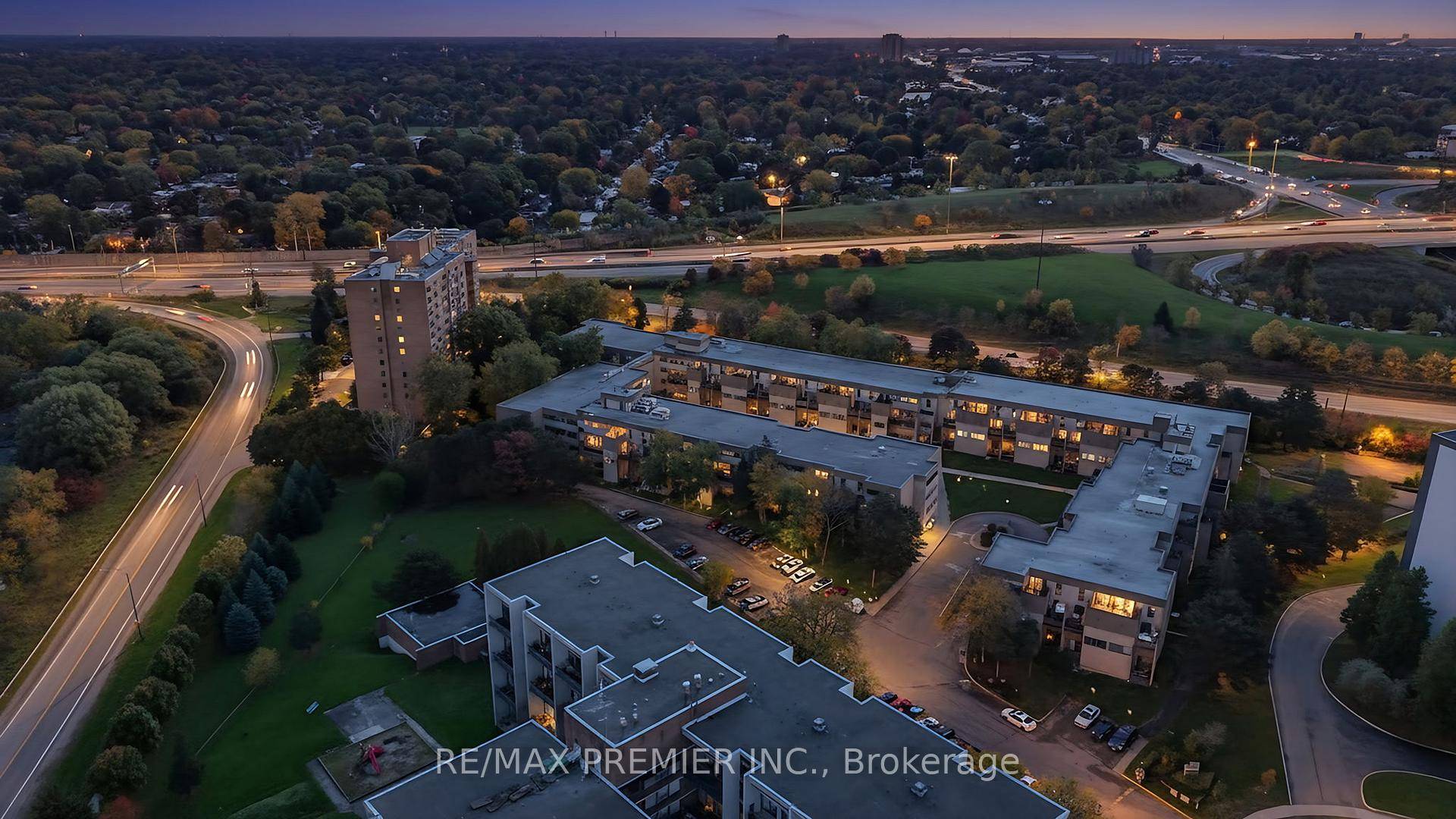 Welcome to this bright and spacious 2 1 bedroom, 2 bathroom, 2 storey condo in one of Mississauga's most convenient locations right at Erin Mills and the QEW.