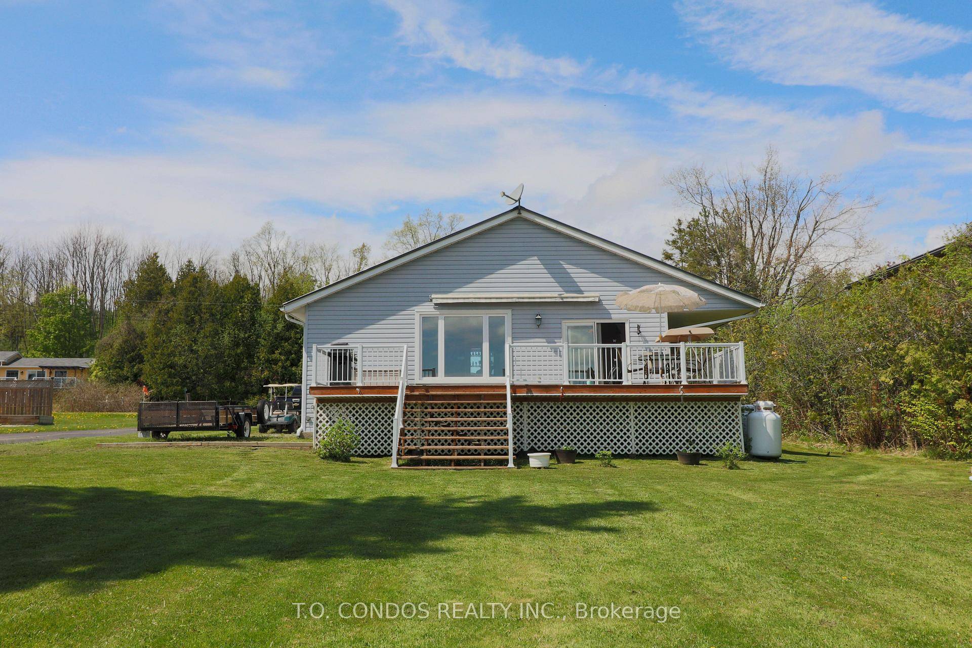 Situated on the picturesque shores of Rice Lake, Ontario, this year round cottage is a quintessential lakeside retreat that blends old world charm with the natural beauty of the region.