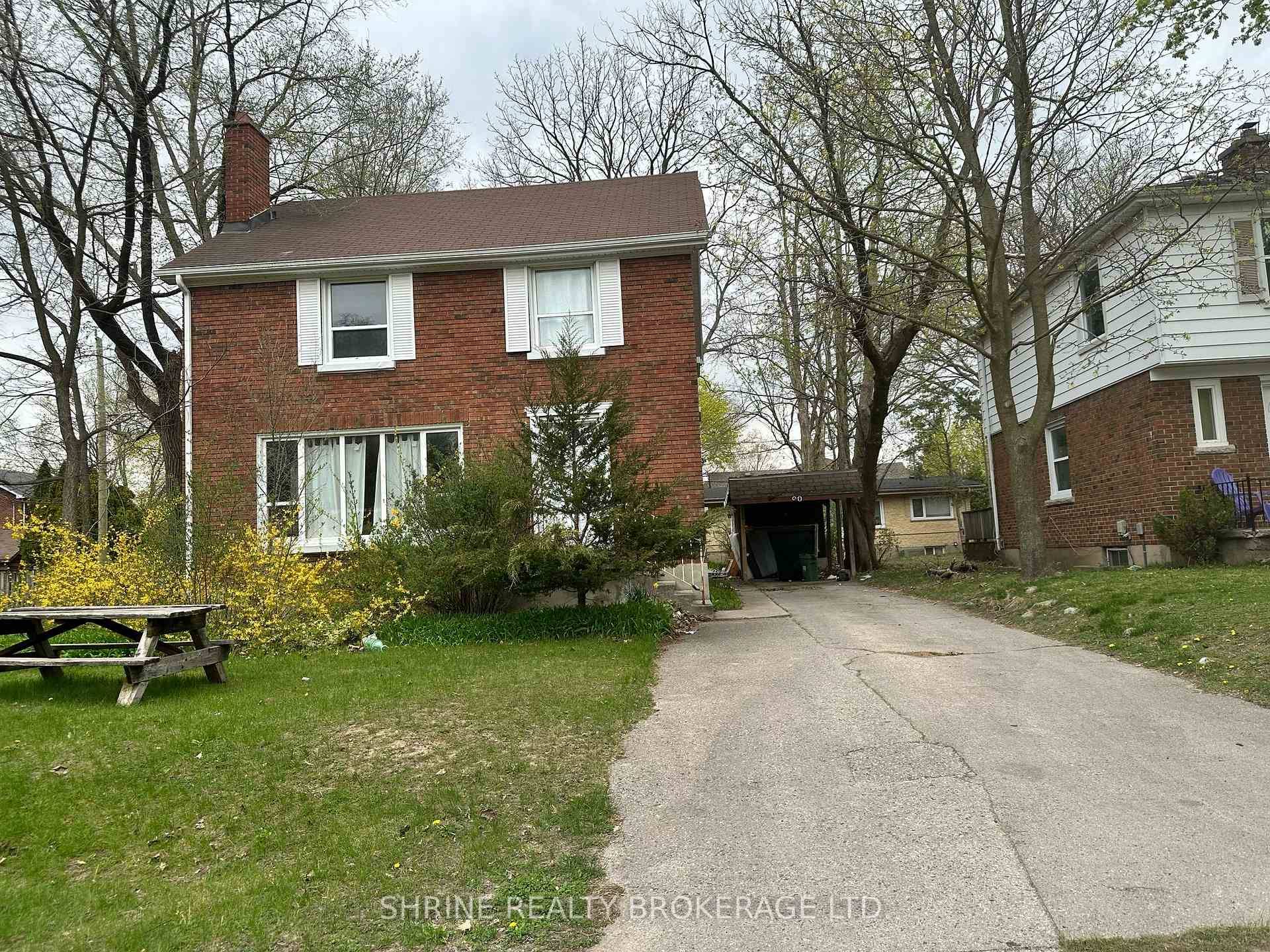 A beautiful, well maintained detached home is available for rent near the university area.