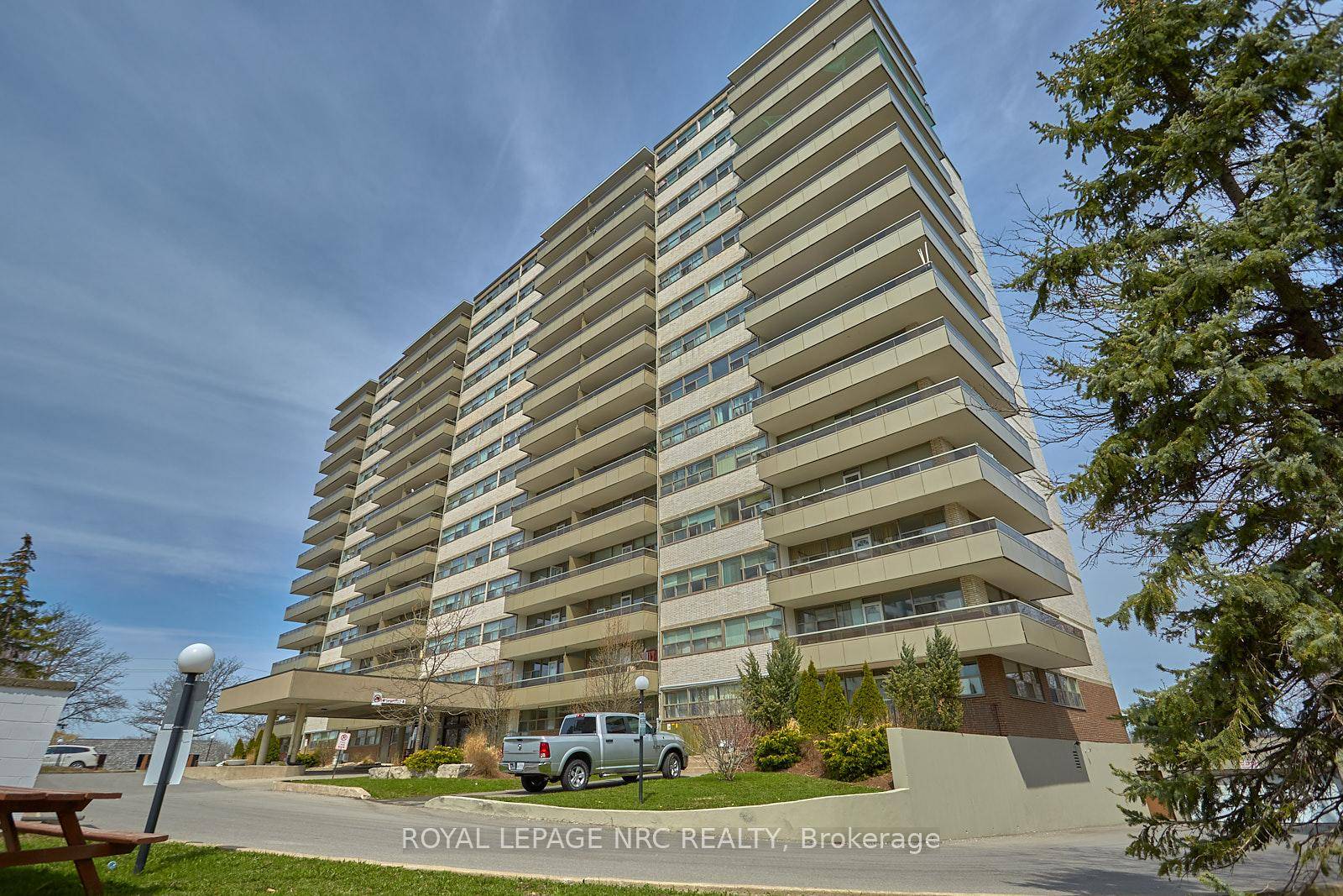 This spotless 2 bedroom condo is located in South St.